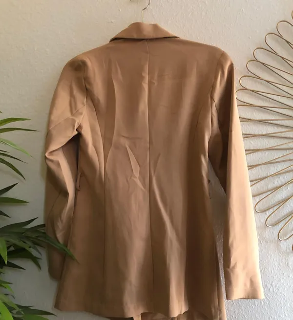 Slightly oversized beige tan double breasted long sleeve professional blazer - Image 2