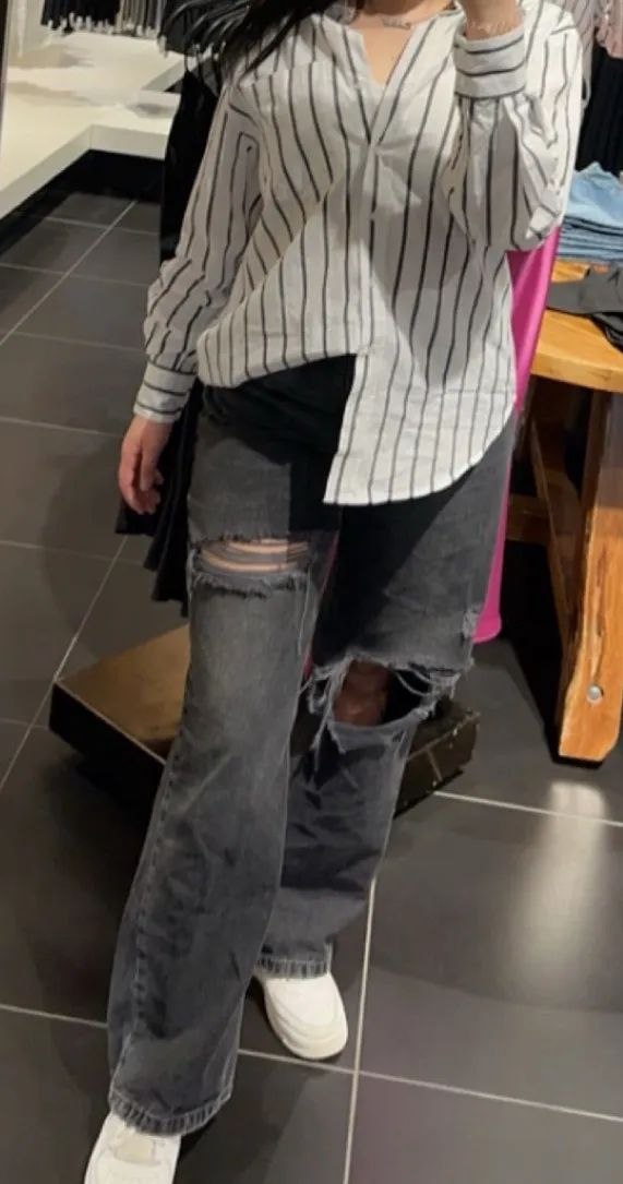 Wide leg black ripped jeans - Image 4