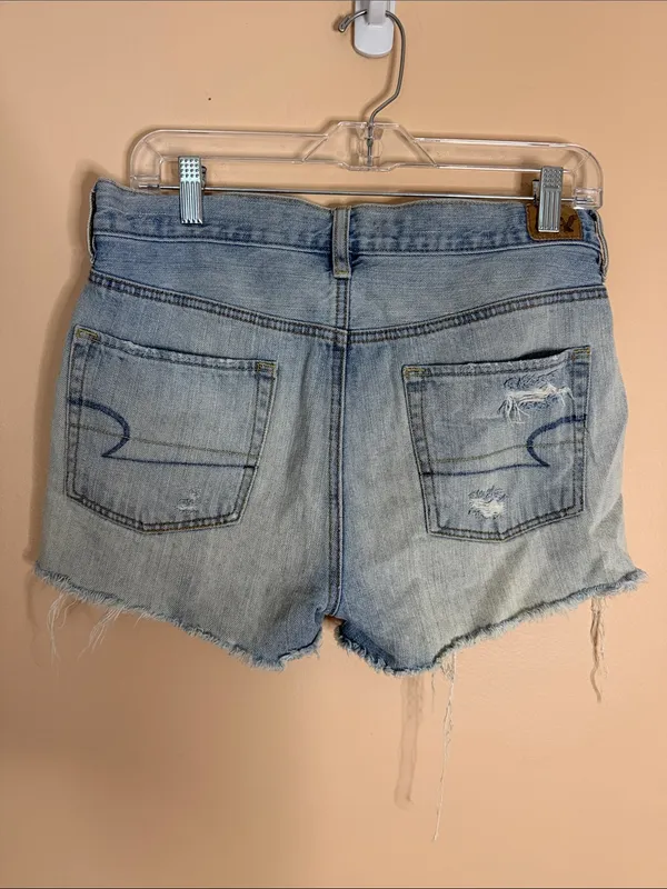 American Eagle Outfitters light blue distressed cutoff denim shorts - Image 6