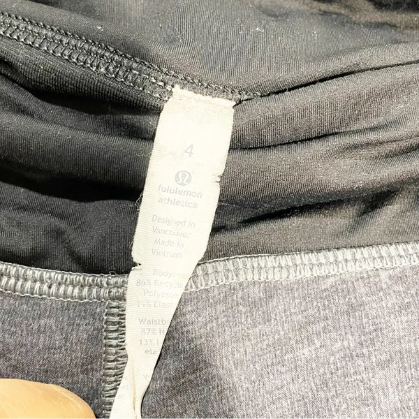 Lululemon Size 4 Speed Short 4-way Stretch 2.5"‎ Texture Printed Deep Coal Black - Image 3