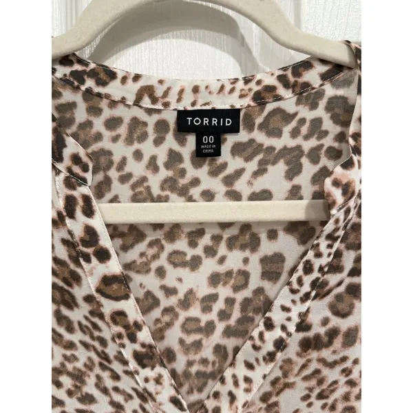 Torrid Babydoll Tunic Top Brown‎ Animal Print V-Neck Button Front 00 - Image 3