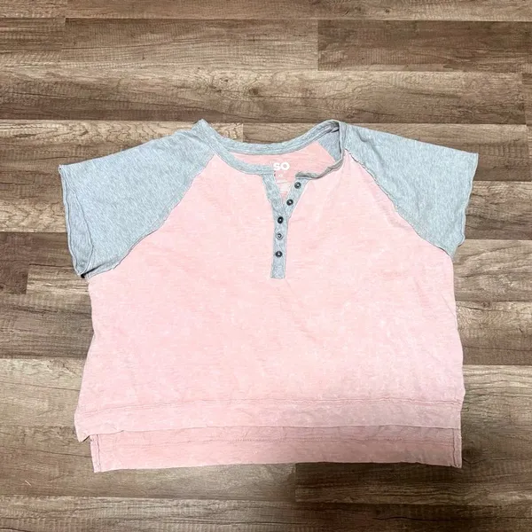 SO Women's Pink Acid Wash Raglan Henley Short Sleeve Top‎ XL Heather Gray Trim - Image 2