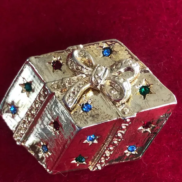 Vintage Christmas Present Brooch - Image 2