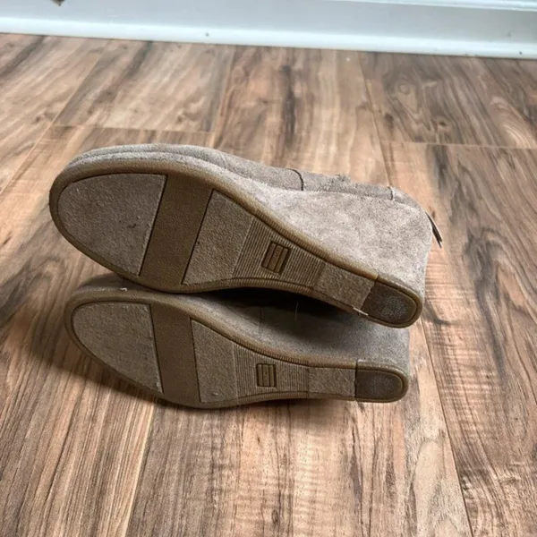 Toms wedge boots‎ size 6.5 W - Image 2