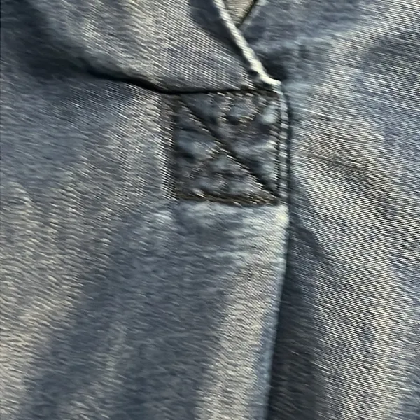 Intro. Women’s denim/Chambrey blouse with a V-neck & front pocket. Size Medium - Image 7