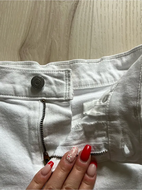 White Levi’s mid length short size 26 - Image 2