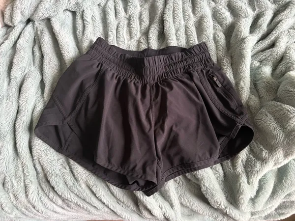 Lululemon Shorts Hotty Hot size 6 4” black - Image 3
