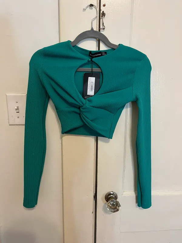 PrettyLittleThing Textured Cutout Twist Front Crop Top - Image 2