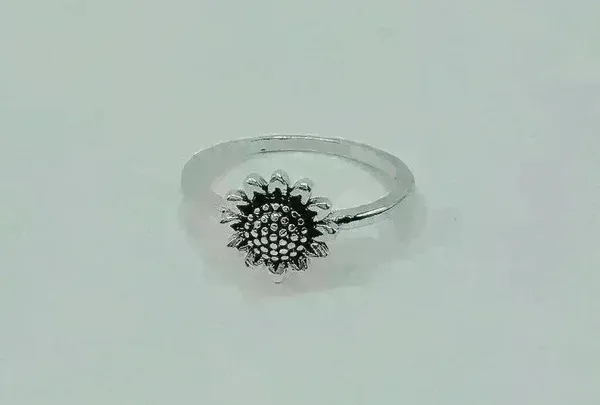 Vintage Sunflower Design Ring Silver Plated size 6 - Image 3