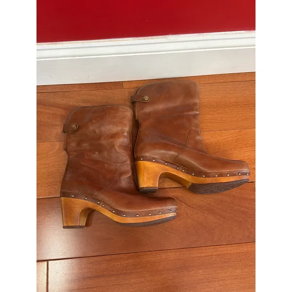 UGG Lynnea Clog‎ Boots Womens Brown Leather Shearling Studded Wood Heel 6 - Image 4