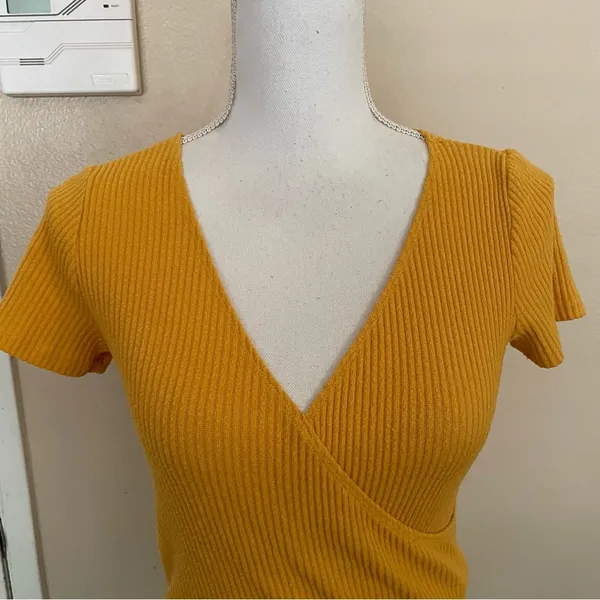 Hollister Short Sleeve Ribbed Top - Image 2