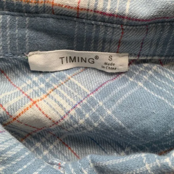 Timing Women's Blue Plaid‎ Flannel Cropped Long Sleeve Button Down Shirt Small - Image 9