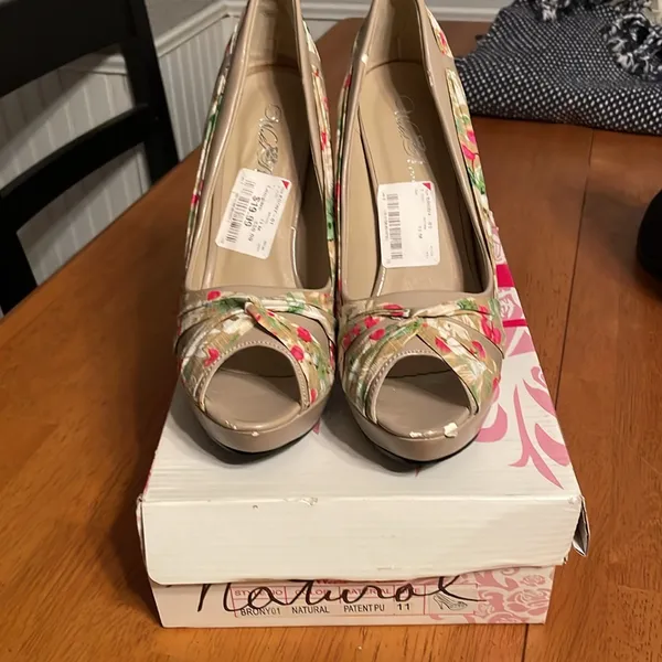 Wild Rose platform pumps with flower details - Image 2