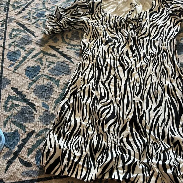 Showpo size 4 dress‎ - Image 3