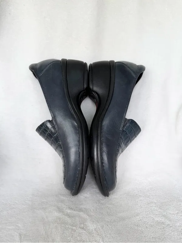 Women’s Clark’s Artisan “Mill Square” Crocodile Navy Blue Slip-On Loafer Size 6W - Image 7