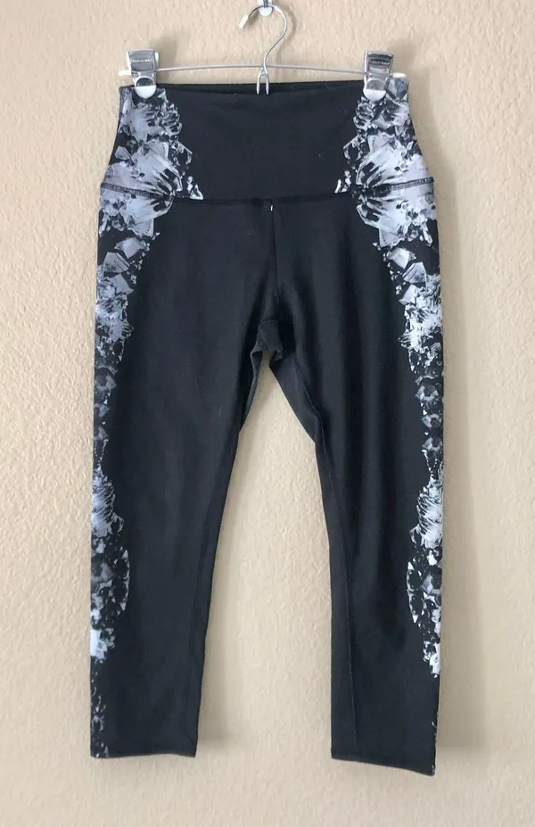 Alo Airbrush High Waist Crystal Capris - Image 3