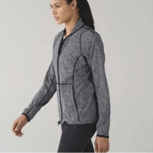Lululemon Fast Track Reversible Zip-up Jacket Black‎ White Women's size 6 - Image 2