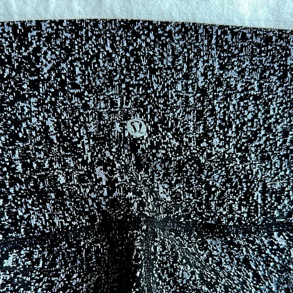 NWOT Lululemon Black & Gray Marbled Patterned Leggings size 6 - Image 2