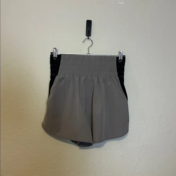 Abercrombie YPB motion‎ TEK lined fly away shorts in Tan and Black Size Small - Image 5