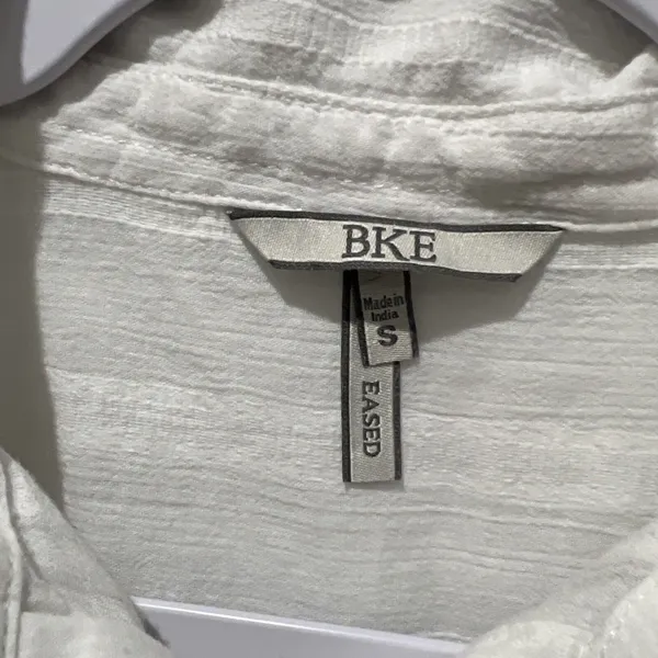 BKE by Buckle White Textured Button-Up Blouse Size S 100% cotton Rounded Hemline - Image 2