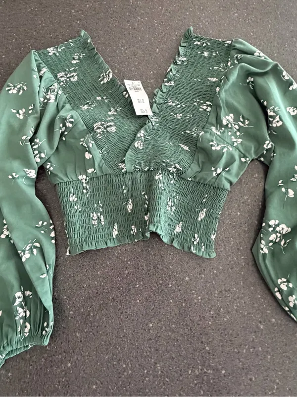 Abercrombie & Fitch NWT Green Floral Smocked V-Neck Long Sleeve Crop Top Blouse - Image 8