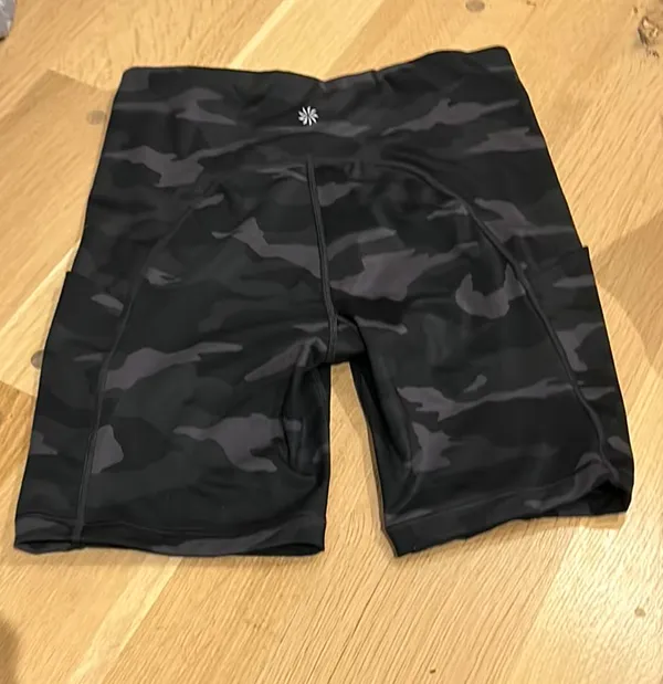 Athleta ultimate stash pocket camo 7” biker short size small - Image 2