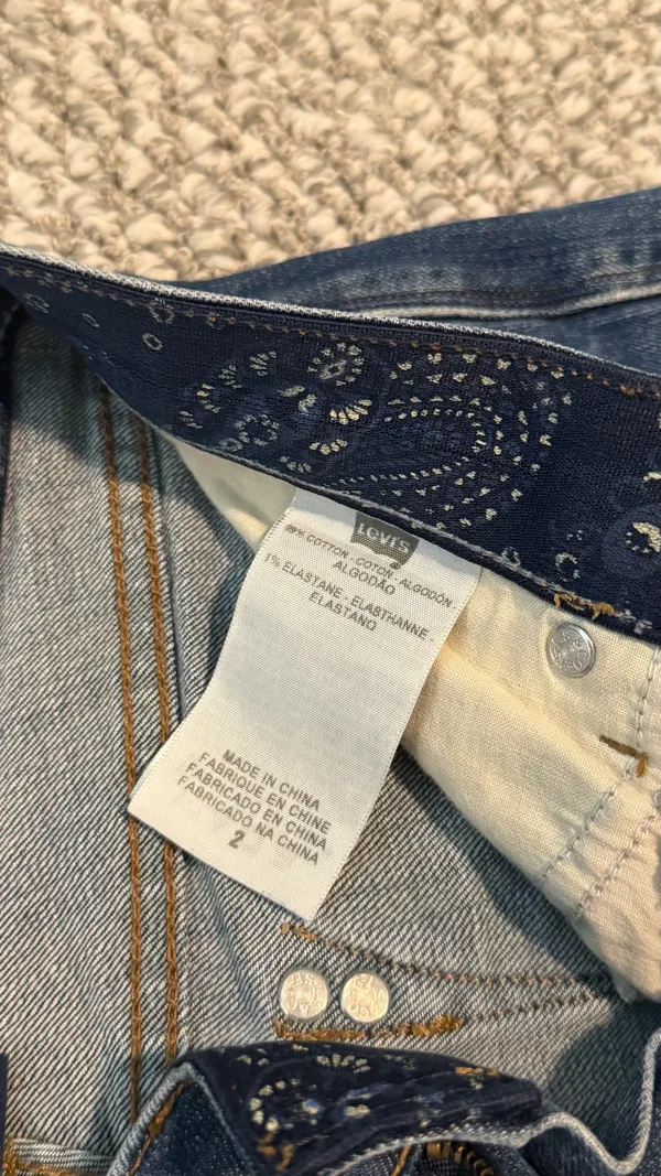 Classic Levi’s “Perfect Waist” Dark Blue 525 Bootcut Jeans size 2, 99% cotton - Image 3