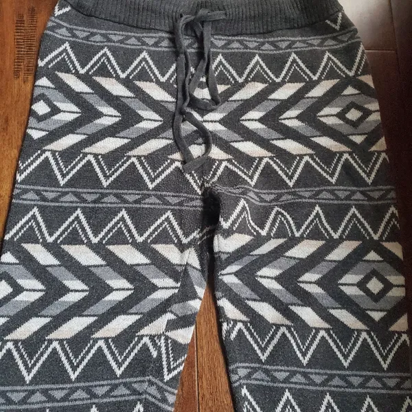 Sweater joggers by American Eagle size xs super cute and stylish . Not b… - Image 3