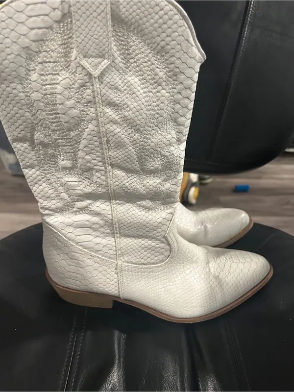 Coconuts by Matisse White Textured Western Heeled Boots see front for flaw - Image 6