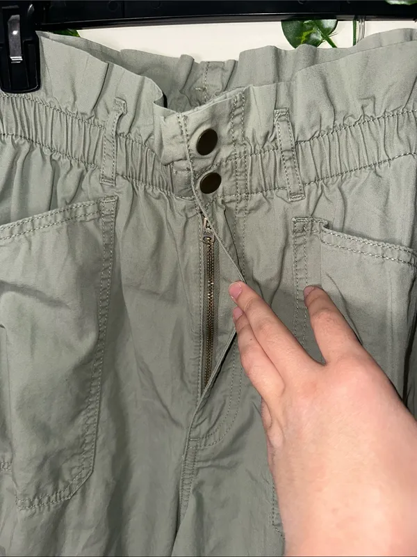 Abercrombie & Fitch High Rise Straight Leg Khahki Cargo Style Pants Green - Image 4