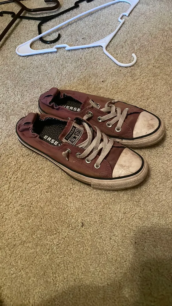 Converse Low-Top Burgundy - Image 3