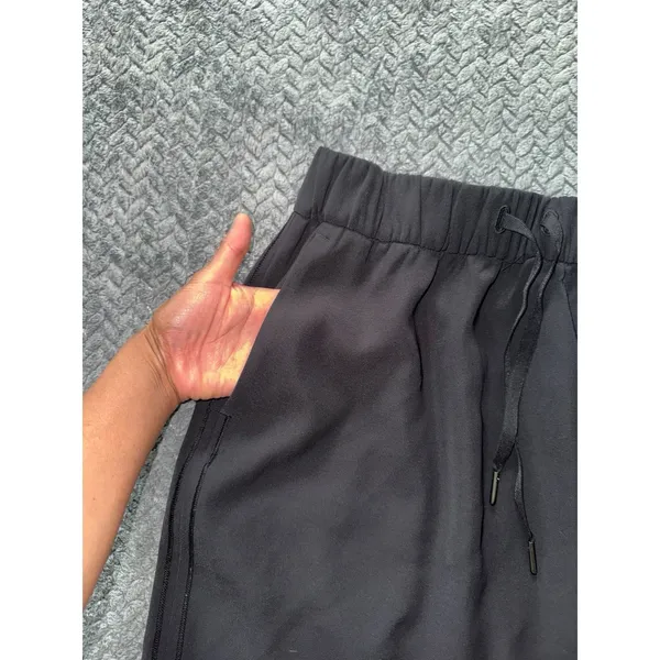 Lululemon Womens On The Fly Skirt Black Travel‎ Commute Curved Hem Sz 6 - Image 5
