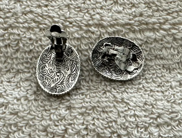 Fabulous Vintage Clip On Earrings Silver Tone W Green Enamel Center - Image 4
