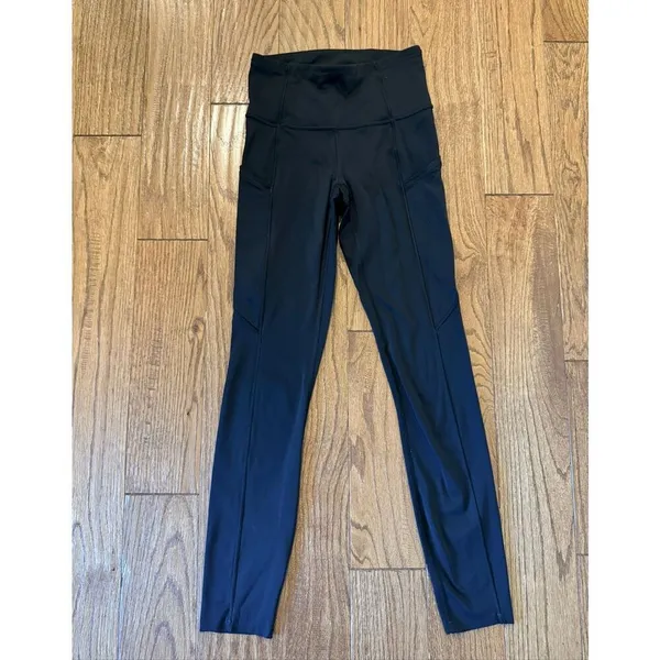 Lululemon black fast and fre 25” crop leggings with pockets size 2 - Image 4