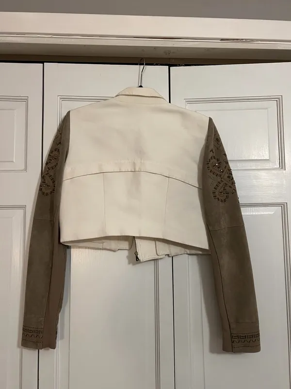 BCBGMAXAZRIA cream leather jacket with suede sleeves and embroidery. Size M #leatherjacket #embroidery - Image 4