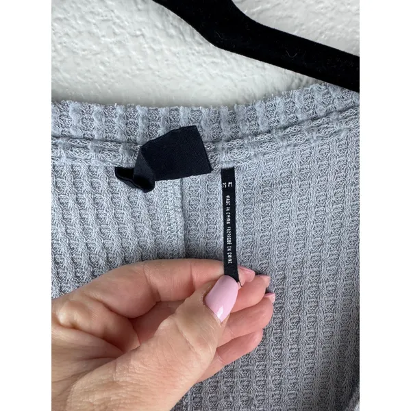 Out From Under Urban Outfitters Grey Waffle‎ Knit Button Front Long Sleeve Top M - Image 4