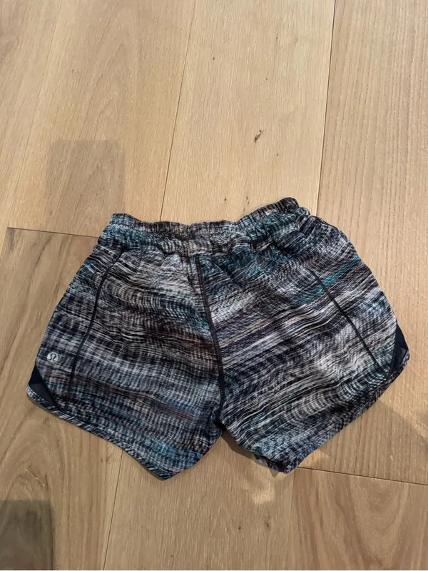 Lululemon Women's Patterned Hotty Hot Shorts - Blue Multicolor - Image 3