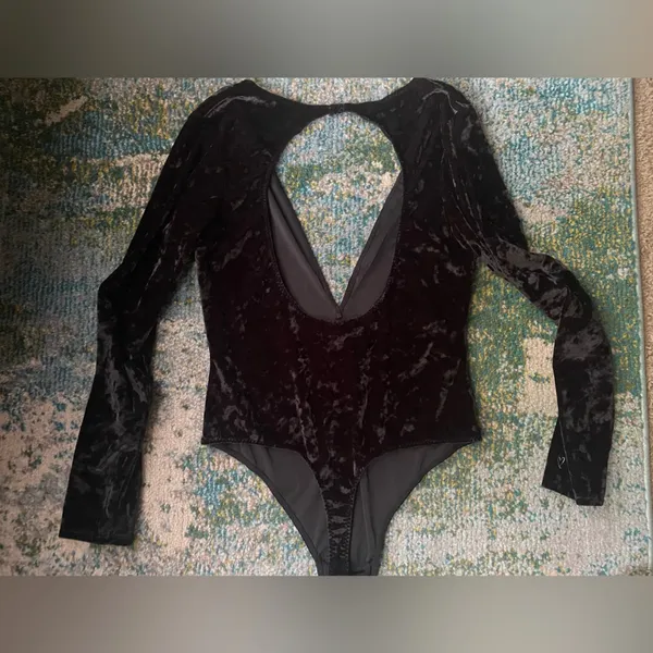 Victoria’s Secret velour long sleeve plunge open back thong bodysuit, size M/L - Image 7