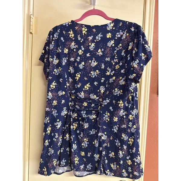 Torrid Womens Floral Print V-Neck Top Size 0 Blue/Multicolor Short Sleeve - Image 6