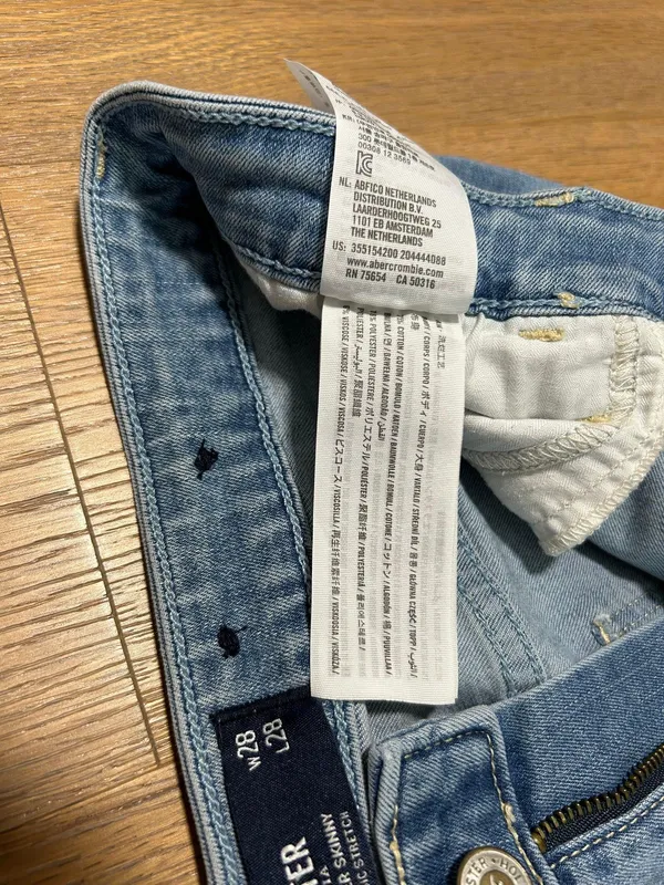 Hollister Size 28 ripped skinny jeans - Image 9