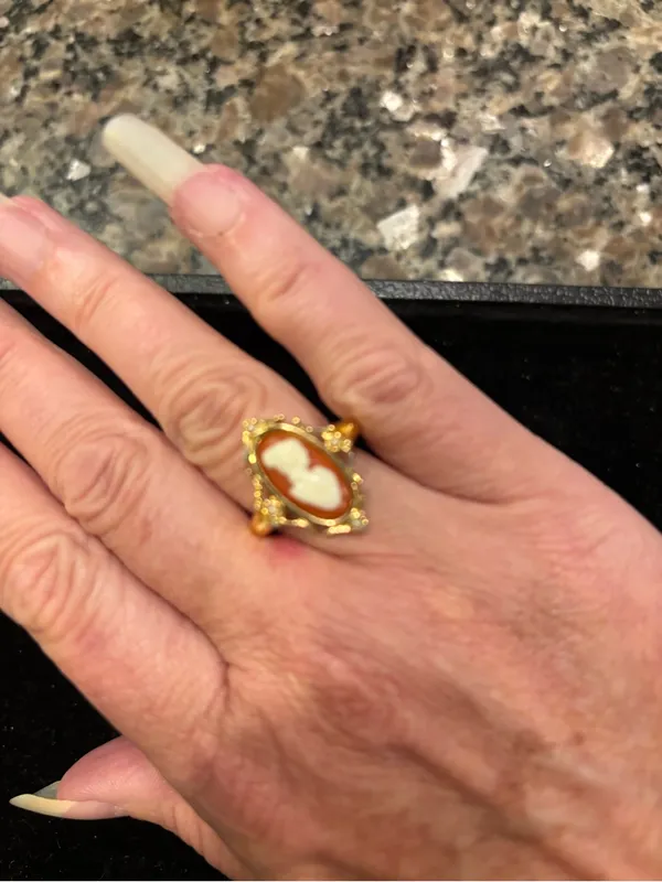 Vintage Avon 70’s Gold-Tone Adjustable Cameo Portrait Ring for Women Size 7 - 8 - Image 4