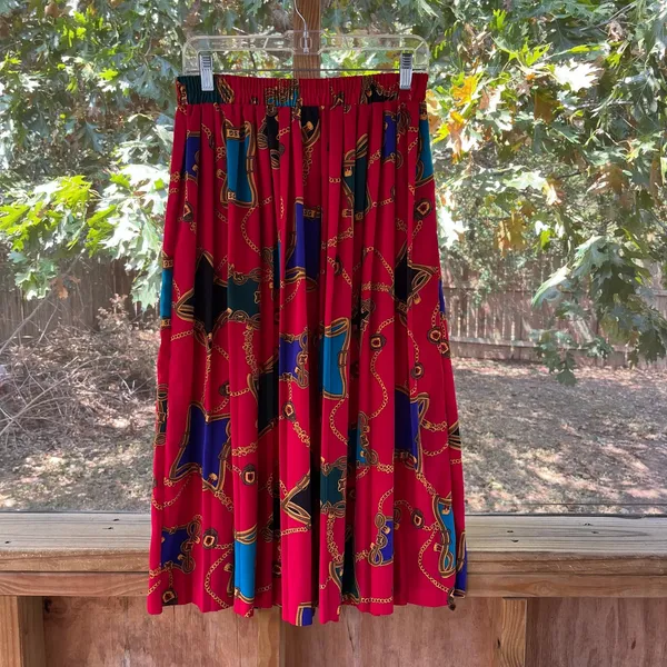 S.G. Sport Women's Vintage Red & Gold Printed Chain Crest Pleated Skirt Size M - Image 2