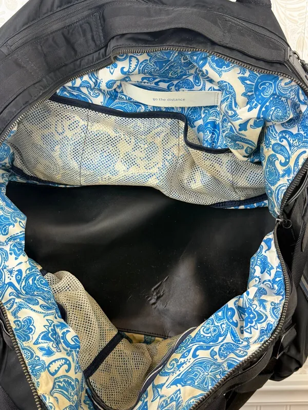Lululemon Black Work It Out Duffel with Blue Floral Lining - Image 13