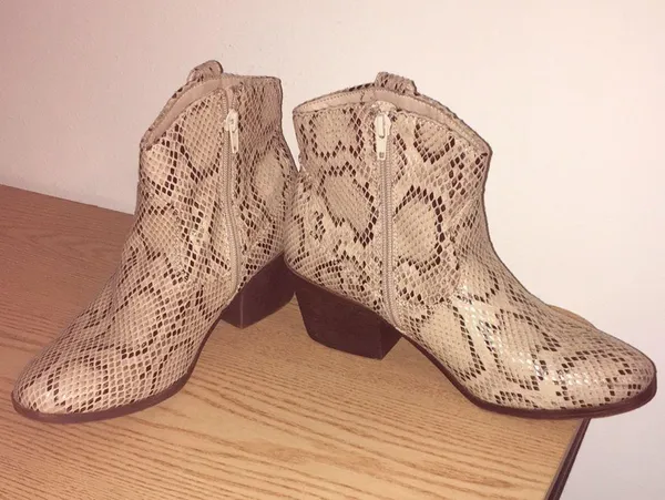 True Craft Sexy Snakeskin 2” Heel Booties Size 8M - Image 7