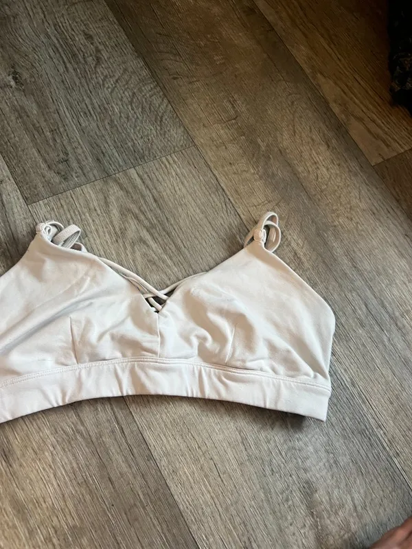 Alo yoga sports bra size M - Image 2
