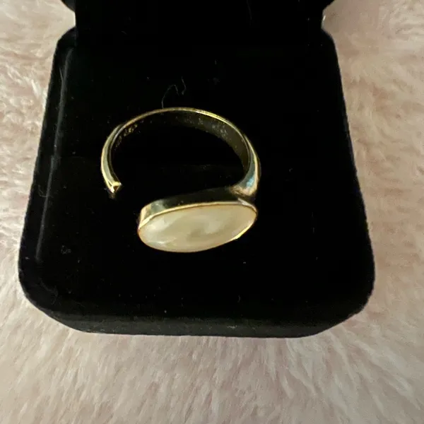 Gorgeous Ladies Golden Faux Gemstone Adjustable Statement Ring Size 7-9 - Image 3