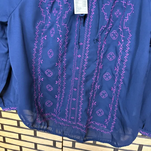 American Eagle Navy Sheer Embroidered‎ Top Size Small - Image 4