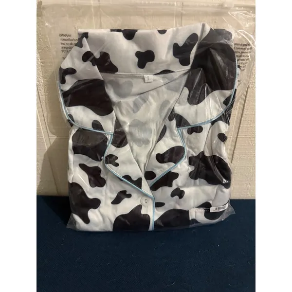 NIB- Cow Print Pajama Set Women Large Short Sleeve Button Down Shirt/Shorts New - Image 2
