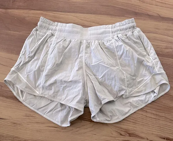 LULULEMON Hotty Hot Short II *Long 4" in White Sz. 8 - Image 6