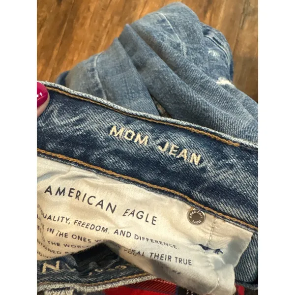 American Eagle split seam Mom Jeans - Image 4